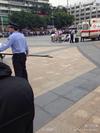 广州火车站4名戴白帽男子持刀砍人 6人受伤
