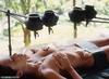 赤身女体按摩 女体按摩是印度古老的医学体系
