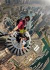 冒险家在迪拜高楼上自拍