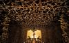 波兰恐怖人骨教堂：墙壁和天花板上镶满骷髅